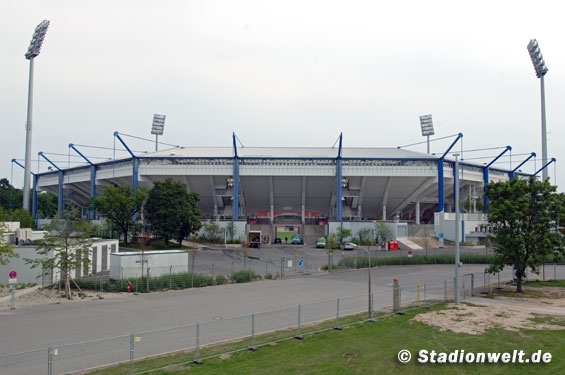 Dynamo Fans kritisieren vor allem die Einlasssituation am Gästebereich.<br />Bild: Stadionwelt”><figcaption>Dynamo Fans kritisieren vor allem die Einlasssituation am Gästebereich.<br />Bild: Stadionwelt</figcaption></figure>
                </div>
                
                <!-- YouTube (Meta-Feld) -->
                
            </div>
        </article>

                <script>
        (function() {
            var root = document.querySelector('.ff-single-news-gallery');
            if (!root) return;
            var slides = root.querySelectorAll('.ff-single-news-gallery-slide');
            var dots = root.querySelectorAll('.ff-single-news-gallery-dot');
            var prev = root.querySelector('.ff-single-news-gallery-prev');
            var next = root.querySelector('.ff-single-news-gallery-next');
            var n = slides.length;
            if (n < 2) return;
            var i = 0;
            function closeAllImgInfo() {
                root.querySelectorAll('.ff-fv-img-info-host.is-info-open').forEach(function(host) {
                    host.classList.remove('is-info-open');
                    var b = host.querySelector('.ff-fv-img-info-btn');
                    var p = host.querySelector('.ff-fv-img-info-panel');
                    if (b) b.setAttribute('aria-expanded', 'false');
                    if (p) p.setAttribute('aria-hidden', 'true');
                });
            }
            function show(idx) {
                closeAllImgInfo();
                i = ((idx % n) + n) % n;
                for (var s = 0; s < n; s++) {
                    if (s === i) slides[s].removeAttribute('hidden'); else slides[s].setAttribute('hidden', '');
                }
                for (var s = 0; s < dots.length; s++) {
                    dots[s].classList.toggle('is-active', s === i);
                    dots[s].setAttribute('aria-selected', s === i ? 'true' : 'false');
                }
            }
            if (prev) prev.addEventListener('click', function() { show(i - 1); });
            if (next) next.addEventListener('click', function() { show(i + 1); });
            for (var d = 0; d < dots.length; d++) {
                (function(di) { dots[di].addEventListener('click', function() { show(di); }); })(d);
            }
        })();
        </script>
        
        <!-- Kommentare -->
                <section class=