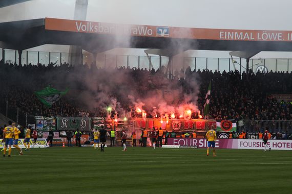 Pyroaktion der Hannover 96 Fans in Braunschweig.<br />Bild: Braunschweig1895.de”><figcaption>Pyroaktion der Hannover 96 Fans in Braunschweig.<br />Bild: Braunschweig1895.de</figcaption></figure>
<figure><img decoding=
