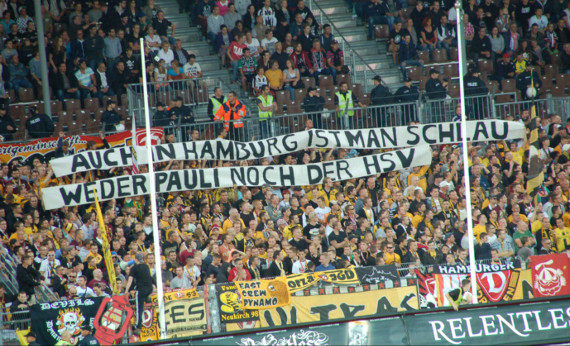 Der Gästeblock der Dynamo Fans beim letzten Gastspiel auf St. Pauli.<br />Bild: tor.repage.de”><figcaption>Der Gästeblock der Dynamo Fans beim letzten Gastspiel auf St. Pauli.<br />Bild: tor.repage.de</figcaption></figure>
                </div>
                
                <!-- YouTube (Meta-Feld) -->
                
            </div>
        </article>

                <script>
        (function() {
            var root = document.querySelector('.ff-single-news-gallery');
            if (!root) return;
            var slides = root.querySelectorAll('.ff-single-news-gallery-slide');
            var dots = root.querySelectorAll('.ff-single-news-gallery-dot');
            var prev = root.querySelector('.ff-single-news-gallery-prev');
            var next = root.querySelector('.ff-single-news-gallery-next');
            var n = slides.length;
            if (n < 2) return;
            var i = 0;
            function closeAllImgInfo() {
                root.querySelectorAll('.ff-fv-img-info-host.is-info-open').forEach(function(host) {
                    host.classList.remove('is-info-open');
                    var b = host.querySelector('.ff-fv-img-info-btn');
                    var p = host.querySelector('.ff-fv-img-info-panel');
                    if (b) b.setAttribute('aria-expanded', 'false');
                    if (p) p.setAttribute('aria-hidden', 'true');
                });
            }
            function show(idx) {
                closeAllImgInfo();
                i = ((idx % n) + n) % n;
                for (var s = 0; s < n; s++) {
                    if (s === i) slides[s].removeAttribute('hidden'); else slides[s].setAttribute('hidden', '');
                }
                for (var s = 0; s < dots.length; s++) {
                    dots[s].classList.toggle('is-active', s === i);
                    dots[s].setAttribute('aria-selected', s === i ? 'true' : 'false');
                }
            }
            if (prev) prev.addEventListener('click', function() { show(i - 1); });
            if (next) next.addEventListener('click', function() { show(i + 1); });
            for (var d = 0; d < dots.length; d++) {
                (function(di) { dots[di].addEventListener('click', function() { show(di); }); })(d);
            }
        })();
        </script>
        
        <!-- Kommentare -->
                <section class=