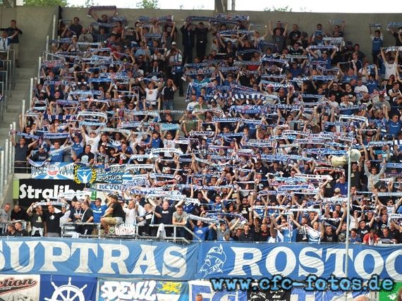 In Aspach wird den Hansa Fans das Klopapier gestrichen.<br />Bild: CFC-Fotos.de”><figcaption>In Aspach wird den Hansa Fans das Klopapier gestrichen.<br />Bild: CFC-Fotos.de</figcaption></figure>
                </div>
                
                <!-- YouTube (Meta-Feld) -->
                
            </div>
        </article>

                <script>
        (function() {
            var root = document.querySelector('.ff-single-news-gallery');
            if (!root) return;
            var slides = root.querySelectorAll('.ff-single-news-gallery-slide');
            var dots = root.querySelectorAll('.ff-single-news-gallery-dot');
            var prev = root.querySelector('.ff-single-news-gallery-prev');
            var next = root.querySelector('.ff-single-news-gallery-next');
            var n = slides.length;
            if (n < 2) return;
            var i = 0;
            function closeAllImgInfo() {
                root.querySelectorAll('.ff-fv-img-info-host.is-info-open').forEach(function(host) {
                    host.classList.remove('is-info-open');
                    var b = host.querySelector('.ff-fv-img-info-btn');
                    var p = host.querySelector('.ff-fv-img-info-panel');
                    if (b) b.setAttribute('aria-expanded', 'false');
                    if (p) p.setAttribute('aria-hidden', 'true');
                });
            }
            function show(idx) {
                closeAllImgInfo();
                i = ((idx % n) + n) % n;
                for (var s = 0; s < n; s++) {
                    if (s === i) slides[s].removeAttribute('hidden'); else slides[s].setAttribute('hidden', '');
                }
                for (var s = 0; s < dots.length; s++) {
                    dots[s].classList.toggle('is-active', s === i);
                    dots[s].setAttribute('aria-selected', s === i ? 'true' : 'false');
                }
            }
            if (prev) prev.addEventListener('click', function() { show(i - 1); });
            if (next) next.addEventListener('click', function() { show(i + 1); });
            for (var d = 0; d < dots.length; d++) {
                (function(di) { dots[di].addEventListener('click', function() { show(di); }); })(d);
            }
        })();
        </script>
        
        <!-- Kommentare -->
                <section class=