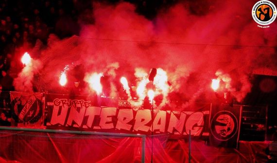 Die Pyroaktiond der Gruppe Unterrang beim Pokalspiel gegen Frankfurt.<br />Bild: Unterwegs in Sachen Fussball – www.uisf.de”><figcaption>Die Pyroaktiond der Gruppe Unterrang beim Pokalspiel gegen Frankfurt.<br />Bild: Unterwegs in Sachen Fussball – www.uisf.de</figcaption></figure>
<figure><img decoding=