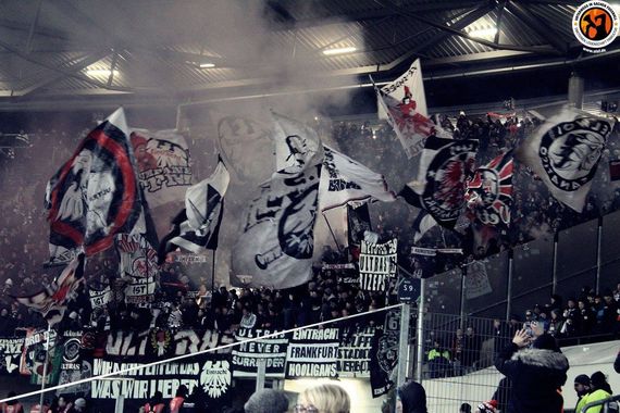 Die Pyroaktion der Eintracht Fans. Bild: Unterwegs in Sachen Fussball