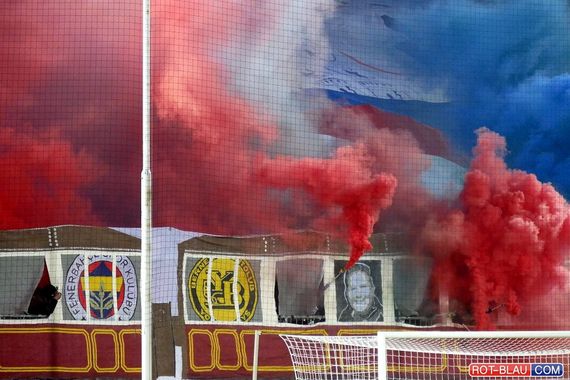 Rauch in den Vereinsfarben des WSV rundete die erste Choreografie ab.<br />Bild: Rot-Blau.com”><figcaption>Rauch in den Vereinsfarben des WSV rundete die erste Choreografie ab.<br />Bild: Rot-Blau.com</figcaption></figure>
<figure><img decoding=