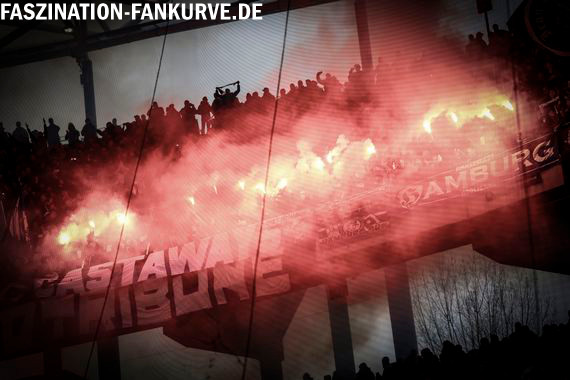 Die Pyroaktion der HSV-Fans.<br />Bild: Faszination Fankurve”><figcaption>Die Pyroaktion der HSV-Fans.<br />Bild: Faszination Fankurve</figcaption></figure>
<figure><img decoding=
