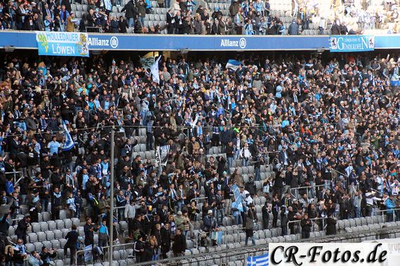 Zaghafte Stimmungsversuche im Norden der Arena.<br />Bild: Claude Rapp – CR-Fotos.de”><figcaption>Zaghafte Stimmungsversuche im Norden der Arena.<br />Bild: Claude Rapp – CR-Fotos.de</figcaption></figure>
<figure><img decoding=