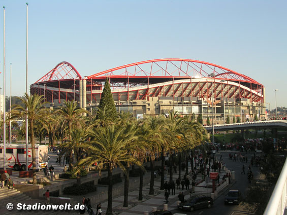 Im Estádio da Luz werden heute über 3.000 BVB-Fans erwartet.<br />Bild: Stadionwelt”><figcaption>Im Estádio da Luz werden heute über 3.000 BVB-Fans erwartet.<br />Bild: Stadionwelt</figcaption></figure>
                </div>
                
                <!-- YouTube (Meta-Feld) -->
                
            </div>
        </article>

                <script>
        (function() {
            var root = document.querySelector('.ff-single-news-gallery');
            if (!root) return;
            var slides = root.querySelectorAll('.ff-single-news-gallery-slide');
            var dots = root.querySelectorAll('.ff-single-news-gallery-dot');
            var prev = root.querySelector('.ff-single-news-gallery-prev');
            var next = root.querySelector('.ff-single-news-gallery-next');
            var n = slides.length;
            if (n < 2) return;
            var i = 0;
            function closeAllImgInfo() {
                root.querySelectorAll('.ff-fv-img-info-host.is-info-open').forEach(function(host) {
                    host.classList.remove('is-info-open');
                    var b = host.querySelector('.ff-fv-img-info-btn');
                    var p = host.querySelector('.ff-fv-img-info-panel');
                    if (b) b.setAttribute('aria-expanded', 'false');
                    if (p) p.setAttribute('aria-hidden', 'true');
                });
            }
            function show(idx) {
                closeAllImgInfo();
                i = ((idx % n) + n) % n;
                for (var s = 0; s < n; s++) {
                    if (s === i) slides[s].removeAttribute('hidden'); else slides[s].setAttribute('hidden', '');
                }
                for (var s = 0; s < dots.length; s++) {
                    dots[s].classList.toggle('is-active', s === i);
                    dots[s].setAttribute('aria-selected', s === i ? 'true' : 'false');
                }
            }
            if (prev) prev.addEventListener('click', function() { show(i - 1); });
            if (next) next.addEventListener('click', function() { show(i + 1); });
            for (var d = 0; d < dots.length; d++) {
                (function(di) { dots[di].addEventListener('click', function() { show(di); }); })(d);
            }
        })();
        </script>
        
        <!-- Kommentare -->
                <section class=