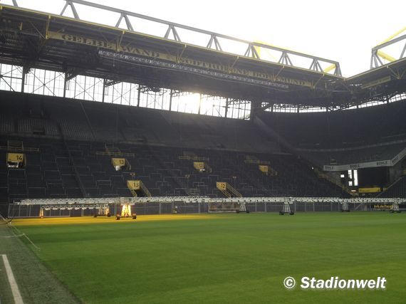 Die Südtribüne muss am Samstag gegen Wolfsburg leer bleiben.<br />Bild: Stadionwelt”><figcaption>Die Südtribüne muss am Samstag gegen Wolfsburg leer bleiben.<br />Bild: Stadionwelt</figcaption></figure>
                </div>
                
                <!-- YouTube (Meta-Feld) -->
                
            </div>
        </article>

                <script>
        (function() {
            var root = document.querySelector('.ff-single-news-gallery');
            if (!root) return;
            var slides = root.querySelectorAll('.ff-single-news-gallery-slide');
            var dots = root.querySelectorAll('.ff-single-news-gallery-dot');
            var prev = root.querySelector('.ff-single-news-gallery-prev');
            var next = root.querySelector('.ff-single-news-gallery-next');
            var n = slides.length;
            if (n < 2) return;
            var i = 0;
            function closeAllImgInfo() {
                root.querySelectorAll('.ff-fv-img-info-host.is-info-open').forEach(function(host) {
                    host.classList.remove('is-info-open');
                    var b = host.querySelector('.ff-fv-img-info-btn');
                    var p = host.querySelector('.ff-fv-img-info-panel');
                    if (b) b.setAttribute('aria-expanded', 'false');
                    if (p) p.setAttribute('aria-hidden', 'true');
                });
            }
            function show(idx) {
                closeAllImgInfo();
                i = ((idx % n) + n) % n;
                for (var s = 0; s < n; s++) {
                    if (s === i) slides[s].removeAttribute('hidden'); else slides[s].setAttribute('hidden', '');
                }
                for (var s = 0; s < dots.length; s++) {
                    dots[s].classList.toggle('is-active', s === i);
                    dots[s].setAttribute('aria-selected', s === i ? 'true' : 'false');
                }
            }
            if (prev) prev.addEventListener('click', function() { show(i - 1); });
            if (next) next.addEventListener('click', function() { show(i + 1); });
            for (var d = 0; d < dots.length; d++) {
                (function(di) { dots[di].addEventListener('click', function() { show(di); }); })(d);
            }
        })();
        </script>
        
        <!-- Kommentare -->
                <section class=
