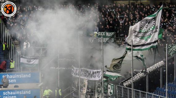 Pyroaktion im Gästeblock.<br />Bild: Unterwegs in Sachen Fussball – www.uisf.de”><figcaption>Pyroaktion im Gästeblock.<br />Bild: Unterwegs in Sachen Fussball – www.uisf.de</figcaption></figure>
<figure><img decoding=