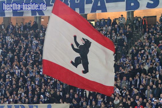 Der Hertha BSC Fan-Club e.V. feiert sein 45-jähriges Jubiläum und ist der älteste Fanclub der Hertha<br />Bild: hertha-inside.de”><figcaption>Der Hertha BSC Fan-Club e.V. feiert sein 45-jähriges Jubiläum und ist der älteste Fanclub der Hertha<br />Bild: hertha-inside.de</figcaption></figure>
                </div>
                
                <!-- YouTube (Meta-Feld) -->
                
            </div>
        </article>

                <script>
        (function() {
            var root = document.querySelector('.ff-single-news-gallery');
            if (!root) return;
            var slides = root.querySelectorAll('.ff-single-news-gallery-slide');
            var dots = root.querySelectorAll('.ff-single-news-gallery-dot');
            var prev = root.querySelector('.ff-single-news-gallery-prev');
            var next = root.querySelector('.ff-single-news-gallery-next');
            var n = slides.length;
            if (n < 2) return;
            var i = 0;
            function closeAllImgInfo() {
                root.querySelectorAll('.ff-fv-img-info-host.is-info-open').forEach(function(host) {
                    host.classList.remove('is-info-open');
                    var b = host.querySelector('.ff-fv-img-info-btn');
                    var p = host.querySelector('.ff-fv-img-info-panel');
                    if (b) b.setAttribute('aria-expanded', 'false');
                    if (p) p.setAttribute('aria-hidden', 'true');
                });
            }
            function show(idx) {
                closeAllImgInfo();
                i = ((idx % n) + n) % n;
                for (var s = 0; s < n; s++) {
                    if (s === i) slides[s].removeAttribute('hidden'); else slides[s].setAttribute('hidden', '');
                }
                for (var s = 0; s < dots.length; s++) {
                    dots[s].classList.toggle('is-active', s === i);
                    dots[s].setAttribute('aria-selected', s === i ? 'true' : 'false');
                }
            }
            if (prev) prev.addEventListener('click', function() { show(i - 1); });
            if (next) next.addEventListener('click', function() { show(i + 1); });
            for (var d = 0; d < dots.length; d++) {
                (function(di) { dots[di].addEventListener('click', function() { show(di); }); })(d);
            }
        })();
        </script>
        
        <!-- Kommentare -->
                <section class=