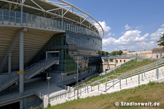 Die Ordner bildeten eine Gasse, durch die die HSV-Fans das Stadion verlassen mussten.<br />Bild: Stadionwelt”><figcaption>Die Ordner bildeten eine Gasse, durch die die HSV-Fans das Stadion verlassen mussten.<br />Bild: Stadionwelt</figcaption></figure>
                </div>
                
                <!-- YouTube (Meta-Feld) -->
                
            </div>
        </article>

                <script>
        (function() {
            var root = document.querySelector('.ff-single-news-gallery');
            if (!root) return;
            var slides = root.querySelectorAll('.ff-single-news-gallery-slide');
            var dots = root.querySelectorAll('.ff-single-news-gallery-dot');
            var prev = root.querySelector('.ff-single-news-gallery-prev');
            var next = root.querySelector('.ff-single-news-gallery-next');
            var n = slides.length;
            if (n < 2) return;
            var i = 0;
            function closeAllImgInfo() {
                root.querySelectorAll('.ff-fv-img-info-host.is-info-open').forEach(function(host) {
                    host.classList.remove('is-info-open');
                    var b = host.querySelector('.ff-fv-img-info-btn');
                    var p = host.querySelector('.ff-fv-img-info-panel');
                    if (b) b.setAttribute('aria-expanded', 'false');
                    if (p) p.setAttribute('aria-hidden', 'true');
                });
            }
            function show(idx) {
                closeAllImgInfo();
                i = ((idx % n) + n) % n;
                for (var s = 0; s < n; s++) {
                    if (s === i) slides[s].removeAttribute('hidden'); else slides[s].setAttribute('hidden', '');
                }
                for (var s = 0; s < dots.length; s++) {
                    dots[s].classList.toggle('is-active', s === i);
                    dots[s].setAttribute('aria-selected', s === i ? 'true' : 'false');
                }
            }
            if (prev) prev.addEventListener('click', function() { show(i - 1); });
            if (next) next.addEventListener('click', function() { show(i + 1); });
            for (var d = 0; d < dots.length; d++) {
                (function(di) { dots[di].addEventListener('click', function() { show(di); }); })(d);
            }
        })();
        </script>
        
        <!-- Kommentare -->
                <section class=