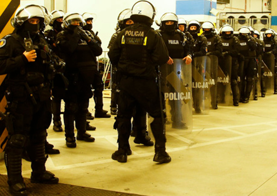Legia Warschau sieht bei der Aufklärung die polnische Polizei in der Pflicht.<br />Bild: legionisci.com“><figcaption>Legia Warschau sieht bei der Aufklärung die polnische Polizei in der Pflicht.<br />Bild: legionisci.com</figcaption></figure>
            </div>

                    </article>

                <section class=