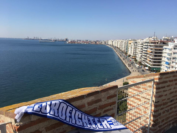 Hier am Weißen Turm ist gleich der Treffpunkt aller Schalke 04 Fans.<br />Bild: Susanne Blondundblau”><figcaption>Hier am Weißen Turm ist gleich der Treffpunkt aller Schalke 04 Fans.<br />Bild: Susanne Blondundblau</figcaption></figure>
                </div>
                
                <!-- YouTube (Meta-Feld) -->
                
            </div>
        </article>

                <script>
        (function() {
            var root = document.querySelector('.ff-single-news-gallery');
            if (!root) return;
            var slides = root.querySelectorAll('.ff-single-news-gallery-slide');
            var dots = root.querySelectorAll('.ff-single-news-gallery-dot');
            var prev = root.querySelector('.ff-single-news-gallery-prev');
            var next = root.querySelector('.ff-single-news-gallery-next');
            var n = slides.length;
            if (n < 2) return;
            var i = 0;
            function closeAllImgInfo() {
                root.querySelectorAll('.ff-fv-img-info-host.is-info-open').forEach(function(host) {
                    host.classList.remove('is-info-open');
                    var b = host.querySelector('.ff-fv-img-info-btn');
                    var p = host.querySelector('.ff-fv-img-info-panel');
                    if (b) b.setAttribute('aria-expanded', 'false');
                    if (p) p.setAttribute('aria-hidden', 'true');
                });
            }
            function show(idx) {
                closeAllImgInfo();
                i = ((idx % n) + n) % n;
                for (var s = 0; s < n; s++) {
                    if (s === i) slides[s].removeAttribute('hidden'); else slides[s].setAttribute('hidden', '');
                }
                for (var s = 0; s < dots.length; s++) {
                    dots[s].classList.toggle('is-active', s === i);
                    dots[s].setAttribute('aria-selected', s === i ? 'true' : 'false');
                }
            }
            if (prev) prev.addEventListener('click', function() { show(i - 1); });
            if (next) next.addEventListener('click', function() { show(i + 1); });
            for (var d = 0; d < dots.length; d++) {
                (function(di) { dots[di].addEventListener('click', function() { show(di); }); })(d);
            }
        })();
        </script>
        
        <!-- Kommentare -->
                <section class=
