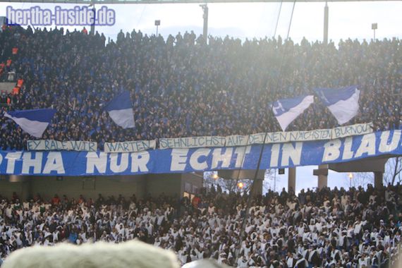 Plakat der Hertha Fans in Leipzig.<br />Bild: hertha-inside.de”><figcaption>Plakat der Hertha Fans in Leipzig.<br />Bild: hertha-inside.de</figcaption></figure>
<figure><img decoding=