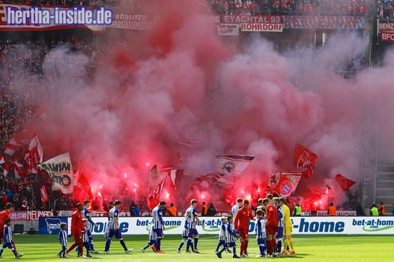 Die FC Bayern Fans zahlen im Unterrang so wenig wie seit 14 Jahren nicht mehr.<br />Bild: hertha-inside.de”><figcaption>Die FC Bayern Fans zahlen im Unterrang so wenig wie seit 14 Jahren nicht mehr.<br />Bild: hertha-inside.de</figcaption></figure>
                </div>
                
                <!-- YouTube (Meta-Feld) -->
                
            </div>
        </article>

                <script>
        (function() {
            var root = document.querySelector('.ff-single-news-gallery');
            if (!root) return;
            var slides = root.querySelectorAll('.ff-single-news-gallery-slide');
            var dots = root.querySelectorAll('.ff-single-news-gallery-dot');
            var prev = root.querySelector('.ff-single-news-gallery-prev');
            var next = root.querySelector('.ff-single-news-gallery-next');
            var n = slides.length;
            if (n < 2) return;
            var i = 0;
            function closeAllImgInfo() {
                root.querySelectorAll('.ff-fv-img-info-host.is-info-open').forEach(function(host) {
                    host.classList.remove('is-info-open');
                    var b = host.querySelector('.ff-fv-img-info-btn');
                    var p = host.querySelector('.ff-fv-img-info-panel');
                    if (b) b.setAttribute('aria-expanded', 'false');
                    if (p) p.setAttribute('aria-hidden', 'true');
                });
            }
            function show(idx) {
                closeAllImgInfo();
                i = ((idx % n) + n) % n;
                for (var s = 0; s < n; s++) {
                    if (s === i) slides[s].removeAttribute('hidden'); else slides[s].setAttribute('hidden', '');
                }
                for (var s = 0; s < dots.length; s++) {
                    dots[s].classList.toggle('is-active', s === i);
                    dots[s].setAttribute('aria-selected', s === i ? 'true' : 'false');
                }
            }
            if (prev) prev.addEventListener('click', function() { show(i - 1); });
            if (next) next.addEventListener('click', function() { show(i + 1); });
            for (var d = 0; d < dots.length; d++) {
                (function(di) { dots[di].addEventListener('click', function() { show(di); }); })(d);
            }
        })();
        </script>
        
        <!-- Kommentare -->
                <section class=