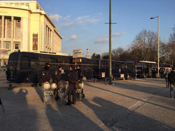 Zahlreiche Polizisten am Treffpunkt der Schalker Fans. <br />Bild: Susanne Blondundblau”><figcaption>Zahlreiche Polizisten am Treffpunkt der Schalker Fans. <br />Bild: Susanne Blondundblau</figcaption></figure>
<figure><img decoding=