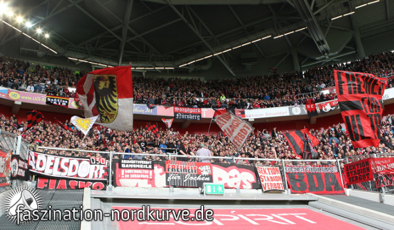 FCN-Fans im Mai 2013 in Düsseldorf<br />Bild: Faszination-Nordkurve.de”><figcaption>FCN-Fans im Mai 2013 in Düsseldorf<br />Bild: Faszination-Nordkurve.de</figcaption></figure>
                </div>
                
                <!-- YouTube (Meta-Feld) -->
                
            </div>
        </article>

                <script>
        (function() {
            var root = document.querySelector('.ff-single-news-gallery');
            if (!root) return;
            var slides = root.querySelectorAll('.ff-single-news-gallery-slide');
            var dots = root.querySelectorAll('.ff-single-news-gallery-dot');
            var prev = root.querySelector('.ff-single-news-gallery-prev');
            var next = root.querySelector('.ff-single-news-gallery-next');
            var n = slides.length;
            if (n < 2) return;
            var i = 0;
            function closeAllImgInfo() {
                root.querySelectorAll('.ff-fv-img-info-host.is-info-open').forEach(function(host) {
                    host.classList.remove('is-info-open');
                    var b = host.querySelector('.ff-fv-img-info-btn');
                    var p = host.querySelector('.ff-fv-img-info-panel');
                    if (b) b.setAttribute('aria-expanded', 'false');
                    if (p) p.setAttribute('aria-hidden', 'true');
                });
            }
            function show(idx) {
                closeAllImgInfo();
                i = ((idx % n) + n) % n;
                for (var s = 0; s < n; s++) {
                    if (s === i) slides[s].removeAttribute('hidden'); else slides[s].setAttribute('hidden', '');
                }
                for (var s = 0; s < dots.length; s++) {
                    dots[s].classList.toggle('is-active', s === i);
                    dots[s].setAttribute('aria-selected', s === i ? 'true' : 'false');
                }
            }
            if (prev) prev.addEventListener('click', function() { show(i - 1); });
            if (next) next.addEventListener('click', function() { show(i + 1); });
            for (var d = 0; d < dots.length; d++) {
                (function(di) { dots[di].addEventListener('click', function() { show(di); }); })(d);
            }
        })();
        </script>
        
        <!-- Kommentare -->
                <section class=