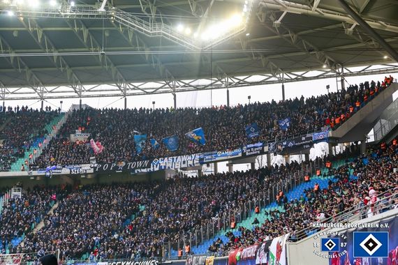 Das Auswärtsspiel der Hamburger bei RB Leipzig sorgt weiterhin für Gesprächsstoff aufgrund des Verhaltens der Ordner sowie der Polizei gegenüber den Fans des HSV<br />www.hsv-ev.de”><figcaption>Das Auswärtsspiel der Hamburger bei RB Leipzig sorgt weiterhin für Gesprächsstoff aufgrund des Verhaltens der Ordner sowie der Polizei gegenüber den Fans des HSV<br />www.hsv-ev.de</figcaption></figure>
                </div>
                
                <!-- YouTube (Meta-Feld) -->
                
            </div>
        </article>

                <script>
        (function() {
            var root = document.querySelector('.ff-single-news-gallery');
            if (!root) return;
            var slides = root.querySelectorAll('.ff-single-news-gallery-slide');
            var dots = root.querySelectorAll('.ff-single-news-gallery-dot');
            var prev = root.querySelector('.ff-single-news-gallery-prev');
            var next = root.querySelector('.ff-single-news-gallery-next');
            var n = slides.length;
            if (n < 2) return;
            var i = 0;
            function closeAllImgInfo() {
                root.querySelectorAll('.ff-fv-img-info-host.is-info-open').forEach(function(host) {
                    host.classList.remove('is-info-open');
                    var b = host.querySelector('.ff-fv-img-info-btn');
                    var p = host.querySelector('.ff-fv-img-info-panel');
                    if (b) b.setAttribute('aria-expanded', 'false');
                    if (p) p.setAttribute('aria-hidden', 'true');
                });
            }
            function show(idx) {
                closeAllImgInfo();
                i = ((idx % n) + n) % n;
                for (var s = 0; s < n; s++) {
                    if (s === i) slides[s].removeAttribute('hidden'); else slides[s].setAttribute('hidden', '');
                }
                for (var s = 0; s < dots.length; s++) {
                    dots[s].classList.toggle('is-active', s === i);
                    dots[s].setAttribute('aria-selected', s === i ? 'true' : 'false');
                }
            }
            if (prev) prev.addEventListener('click', function() { show(i - 1); });
            if (next) next.addEventListener('click', function() { show(i + 1); });
            for (var d = 0; d < dots.length; d++) {
                (function(di) { dots[di].addEventListener('click', function() { show(di); }); })(d);
            }
        })();
        </script>
        
        <!-- Kommentare -->
                <section class=