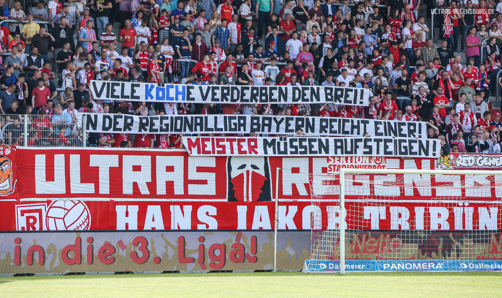 Die Fans von Jahn Regensburg fordern ebenfalls, dass die Meister der Regionalligen direkt aufsteigen.<br />Bild: www.ultras-regensburg.de”><figcaption>Die Fans von Jahn Regensburg fordern ebenfalls, dass die Meister der Regionalligen direkt aufsteigen.<br />Bild: www.ultras-regensburg.de</figcaption></figure>
                </div>
                
                <!-- YouTube (Meta-Feld) -->
                
            </div>
        </article>

                <script>
        (function() {
            var root = document.querySelector('.ff-single-news-gallery');
            if (!root) return;
            var slides = root.querySelectorAll('.ff-single-news-gallery-slide');
            var dots = root.querySelectorAll('.ff-single-news-gallery-dot');
            var prev = root.querySelector('.ff-single-news-gallery-prev');
            var next = root.querySelector('.ff-single-news-gallery-next');
            var n = slides.length;
            if (n < 2) return;
            var i = 0;
            function closeAllImgInfo() {
                root.querySelectorAll('.ff-fv-img-info-host.is-info-open').forEach(function(host) {
                    host.classList.remove('is-info-open');
                    var b = host.querySelector('.ff-fv-img-info-btn');
                    var p = host.querySelector('.ff-fv-img-info-panel');
                    if (b) b.setAttribute('aria-expanded', 'false');
                    if (p) p.setAttribute('aria-hidden', 'true');
                });
            }
            function show(idx) {
                closeAllImgInfo();
                i = ((idx % n) + n) % n;
                for (var s = 0; s < n; s++) {
                    if (s === i) slides[s].removeAttribute('hidden'); else slides[s].setAttribute('hidden', '');
                }
                for (var s = 0; s < dots.length; s++) {
                    dots[s].classList.toggle('is-active', s === i);
                    dots[s].setAttribute('aria-selected', s === i ? 'true' : 'false');
                }
            }
            if (prev) prev.addEventListener('click', function() { show(i - 1); });
            if (next) next.addEventListener('click', function() { show(i + 1); });
            for (var d = 0; d < dots.length; d++) {
                (function(di) { dots[di].addEventListener('click', function() { show(di); }); })(d);
            }
        })();
        </script>
        
        <!-- Kommentare -->
                <section class=