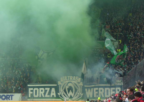 Die Pyroshow der Werder Ultras.<br />Bild: www.meenzer-on-tour.de”><figcaption>Die Pyroshow der Werder Ultras.<br />Bild: www.meenzer-on-tour.de</figcaption></figure>
                </div>
                
                <!-- YouTube (Meta-Feld) -->
                
            </div>
        </article>

                <script>
        (function() {
            var root = document.querySelector('.ff-single-news-gallery');
            if (!root) return;
            var slides = root.querySelectorAll('.ff-single-news-gallery-slide');
            var dots = root.querySelectorAll('.ff-single-news-gallery-dot');
            var prev = root.querySelector('.ff-single-news-gallery-prev');
            var next = root.querySelector('.ff-single-news-gallery-next');
            var n = slides.length;
            if (n < 2) return;
            var i = 0;
            function closeAllImgInfo() {
                root.querySelectorAll('.ff-fv-img-info-host.is-info-open').forEach(function(host) {
                    host.classList.remove('is-info-open');
                    var b = host.querySelector('.ff-fv-img-info-btn');
                    var p = host.querySelector('.ff-fv-img-info-panel');
                    if (b) b.setAttribute('aria-expanded', 'false');
                    if (p) p.setAttribute('aria-hidden', 'true');
                });
            }
            function show(idx) {
                closeAllImgInfo();
                i = ((idx % n) + n) % n;
                for (var s = 0; s < n; s++) {
                    if (s === i) slides[s].removeAttribute('hidden'); else slides[s].setAttribute('hidden', '');
                }
                for (var s = 0; s < dots.length; s++) {
                    dots[s].classList.toggle('is-active', s === i);
                    dots[s].setAttribute('aria-selected', s === i ? 'true' : 'false');
                }
            }
            if (prev) prev.addEventListener('click', function() { show(i - 1); });
            if (next) next.addEventListener('click', function() { show(i + 1); });
            for (var d = 0; d < dots.length; d++) {
                (function(di) { dots[di].addEventListener('click', function() { show(di); }); })(d);
            }
        })();
        </script>
        
        <!-- Kommentare -->
                <section class=