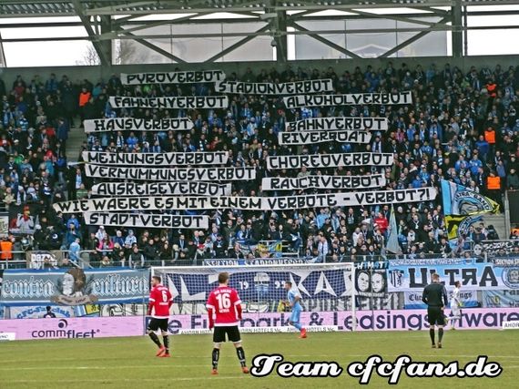 Die CFC-Fans fordern eine Ende der Verbote.<br />Bild: CFCFans.info”><figcaption>Die CFC-Fans fordern eine Ende der Verbote.<br />Bild: CFCFans.info</figcaption></figure>
                </div>
                
                <!-- YouTube (Meta-Feld) -->
                
            </div>
        </article>

                <script>
        (function() {
            var root = document.querySelector('.ff-single-news-gallery');
            if (!root) return;
            var slides = root.querySelectorAll('.ff-single-news-gallery-slide');
            var dots = root.querySelectorAll('.ff-single-news-gallery-dot');
            var prev = root.querySelector('.ff-single-news-gallery-prev');
            var next = root.querySelector('.ff-single-news-gallery-next');
            var n = slides.length;
            if (n < 2) return;
            var i = 0;
            function closeAllImgInfo() {
                root.querySelectorAll('.ff-fv-img-info-host.is-info-open').forEach(function(host) {
                    host.classList.remove('is-info-open');
                    var b = host.querySelector('.ff-fv-img-info-btn');
                    var p = host.querySelector('.ff-fv-img-info-panel');
                    if (b) b.setAttribute('aria-expanded', 'false');
                    if (p) p.setAttribute('aria-hidden', 'true');
                });
            }
            function show(idx) {
                closeAllImgInfo();
                i = ((idx % n) + n) % n;
                for (var s = 0; s < n; s++) {
                    if (s === i) slides[s].removeAttribute('hidden'); else slides[s].setAttribute('hidden', '');
                }
                for (var s = 0; s < dots.length; s++) {
                    dots[s].classList.toggle('is-active', s === i);
                    dots[s].setAttribute('aria-selected', s === i ? 'true' : 'false');
                }
            }
            if (prev) prev.addEventListener('click', function() { show(i - 1); });
            if (next) next.addEventListener('click', function() { show(i + 1); });
            for (var d = 0; d < dots.length; d++) {
                (function(di) { dots[di].addEventListener('click', function() { show(di); }); })(d);
            }
        })();
        </script>
        
        <!-- Kommentare -->
                <section class=