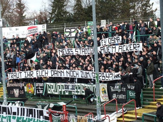 In Münster war der Standort des neuen Stadions und ein Plakat von Osnabrücker Fans beim Derby Thema.<br />Bild: Klein-Muffi.de”><figcaption>In Münster war der Standort des neuen Stadions und ein Plakat von Osnabrücker Fans beim Derby Thema.<br />Bild: Klein-Muffi.de</figcaption></figure>
                </div>
                
                <!-- YouTube (Meta-Feld) -->
                
            </div>
        </article>

                <script>
        (function() {
            var root = document.querySelector('.ff-single-news-gallery');
            if (!root) return;
            var slides = root.querySelectorAll('.ff-single-news-gallery-slide');
            var dots = root.querySelectorAll('.ff-single-news-gallery-dot');
            var prev = root.querySelector('.ff-single-news-gallery-prev');
            var next = root.querySelector('.ff-single-news-gallery-next');
            var n = slides.length;
            if (n < 2) return;
            var i = 0;
            function closeAllImgInfo() {
                root.querySelectorAll('.ff-fv-img-info-host.is-info-open').forEach(function(host) {
                    host.classList.remove('is-info-open');
                    var b = host.querySelector('.ff-fv-img-info-btn');
                    var p = host.querySelector('.ff-fv-img-info-panel');
                    if (b) b.setAttribute('aria-expanded', 'false');
                    if (p) p.setAttribute('aria-hidden', 'true');
                });
            }
            function show(idx) {
                closeAllImgInfo();
                i = ((idx % n) + n) % n;
                for (var s = 0; s < n; s++) {
                    if (s === i) slides[s].removeAttribute('hidden'); else slides[s].setAttribute('hidden', '');
                }
                for (var s = 0; s < dots.length; s++) {
                    dots[s].classList.toggle('is-active', s === i);
                    dots[s].setAttribute('aria-selected', s === i ? 'true' : 'false');
                }
            }
            if (prev) prev.addEventListener('click', function() { show(i - 1); });
            if (next) next.addEventListener('click', function() { show(i + 1); });
            for (var d = 0; d < dots.length; d++) {
                (function(di) { dots[di].addEventListener('click', function() { show(di); }); })(d);
            }
        })();
        </script>
        
        <!-- Kommentare -->
                <section class=