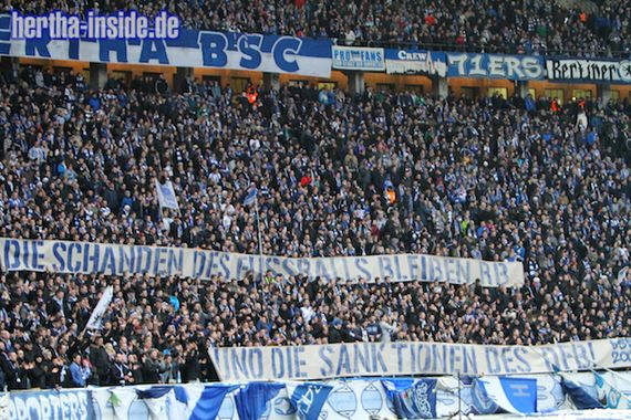 Spruchbänder der Hertha BSC Fans.<br />Bild: Hertha-Inside.de”><figcaption>Spruchbänder der Hertha BSC Fans.<br />Bild: Hertha-Inside.de</figcaption></figure>
<figure><img decoding=