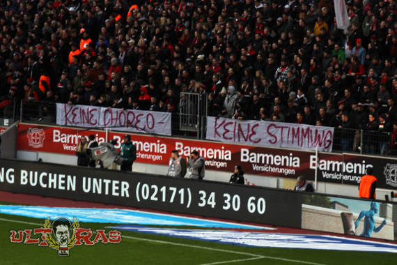 Die Ultras stritten zuletzt mit dem Verein und der Feuerwehr um die Genehmigung einer bereits gemalten Choreografie.<br />Bild: Ultras-Leverkusen.de”><figcaption>Die Ultras stritten zuletzt mit dem Verein und der Feuerwehr um die Genehmigung einer bereits gemalten Choreografie.<br />Bild: Ultras-Leverkusen.de</figcaption></figure>
                </div>
                
                <!-- YouTube (Meta-Feld) -->
                
            </div>
        </article>

                <script>
        (function() {
            var root = document.querySelector('.ff-single-news-gallery');
            if (!root) return;
            var slides = root.querySelectorAll('.ff-single-news-gallery-slide');
            var dots = root.querySelectorAll('.ff-single-news-gallery-dot');
            var prev = root.querySelector('.ff-single-news-gallery-prev');
            var next = root.querySelector('.ff-single-news-gallery-next');
            var n = slides.length;
            if (n < 2) return;
            var i = 0;
            function closeAllImgInfo() {
                root.querySelectorAll('.ff-fv-img-info-host.is-info-open').forEach(function(host) {
                    host.classList.remove('is-info-open');
                    var b = host.querySelector('.ff-fv-img-info-btn');
                    var p = host.querySelector('.ff-fv-img-info-panel');
                    if (b) b.setAttribute('aria-expanded', 'false');
                    if (p) p.setAttribute('aria-hidden', 'true');
                });
            }
            function show(idx) {
                closeAllImgInfo();
                i = ((idx % n) + n) % n;
                for (var s = 0; s < n; s++) {
                    if (s === i) slides[s].removeAttribute('hidden'); else slides[s].setAttribute('hidden', '');
                }
                for (var s = 0; s < dots.length; s++) {
                    dots[s].classList.toggle('is-active', s === i);
                    dots[s].setAttribute('aria-selected', s === i ? 'true' : 'false');
                }
            }
            if (prev) prev.addEventListener('click', function() { show(i - 1); });
            if (next) next.addEventListener('click', function() { show(i + 1); });
            for (var d = 0; d < dots.length; d++) {
                (function(di) { dots[di].addEventListener('click', function() { show(di); }); })(d);
            }
        })();
        </script>
        
        <!-- Kommentare -->
                <section class=