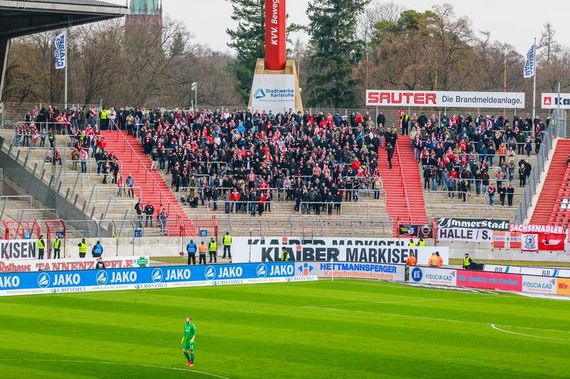 Der teilweise verwaiste Gästeblock gestern in Karlsruhe.<br />Bild: Union-Foto.de”><figcaption>Der teilweise verwaiste Gästeblock gestern in Karlsruhe.<br />Bild: Union-Foto.de</figcaption></figure>
                </div>
                
                <!-- YouTube (Meta-Feld) -->
                
            </div>
        </article>

                <script>
        (function() {
            var root = document.querySelector('.ff-single-news-gallery');
            if (!root) return;
            var slides = root.querySelectorAll('.ff-single-news-gallery-slide');
            var dots = root.querySelectorAll('.ff-single-news-gallery-dot');
            var prev = root.querySelector('.ff-single-news-gallery-prev');
            var next = root.querySelector('.ff-single-news-gallery-next');
            var n = slides.length;
            if (n < 2) return;
            var i = 0;
            function closeAllImgInfo() {
                root.querySelectorAll('.ff-fv-img-info-host.is-info-open').forEach(function(host) {
                    host.classList.remove('is-info-open');
                    var b = host.querySelector('.ff-fv-img-info-btn');
                    var p = host.querySelector('.ff-fv-img-info-panel');
                    if (b) b.setAttribute('aria-expanded', 'false');
                    if (p) p.setAttribute('aria-hidden', 'true');
                });
            }
            function show(idx) {
                closeAllImgInfo();
                i = ((idx % n) + n) % n;
                for (var s = 0; s < n; s++) {
                    if (s === i) slides[s].removeAttribute('hidden'); else slides[s].setAttribute('hidden', '');
                }
                for (var s = 0; s < dots.length; s++) {
                    dots[s].classList.toggle('is-active', s === i);
                    dots[s].setAttribute('aria-selected', s === i ? 'true' : 'false');
                }
            }
            if (prev) prev.addEventListener('click', function() { show(i - 1); });
            if (next) next.addEventListener('click', function() { show(i + 1); });
            for (var d = 0; d < dots.length; d++) {
                (function(di) { dots[di].addEventListener('click', function() { show(di); }); })(d);
            }
        })();
        </script>
        
        <!-- Kommentare -->
                <section class=
