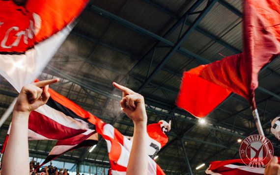 Fortuna-Fans beim Pokalspiel in Rostock.<br />Bild: dissidenti-ultra.de”><figcaption>Fortuna-Fans beim Pokalspiel in Rostock.<br />Bild: dissidenti-ultra.de</figcaption></figure>
                </div>
                
                <!-- YouTube (Meta-Feld) -->
                
            </div>
        </article>

                <script>
        (function() {
            var root = document.querySelector('.ff-single-news-gallery');
            if (!root) return;
            var slides = root.querySelectorAll('.ff-single-news-gallery-slide');
            var dots = root.querySelectorAll('.ff-single-news-gallery-dot');
            var prev = root.querySelector('.ff-single-news-gallery-prev');
            var next = root.querySelector('.ff-single-news-gallery-next');
            var n = slides.length;
            if (n < 2) return;
            var i = 0;
            function closeAllImgInfo() {
                root.querySelectorAll('.ff-fv-img-info-host.is-info-open').forEach(function(host) {
                    host.classList.remove('is-info-open');
                    var b = host.querySelector('.ff-fv-img-info-btn');
                    var p = host.querySelector('.ff-fv-img-info-panel');
                    if (b) b.setAttribute('aria-expanded', 'false');
                    if (p) p.setAttribute('aria-hidden', 'true');
                });
            }
            function show(idx) {
                closeAllImgInfo();
                i = ((idx % n) + n) % n;
                for (var s = 0; s < n; s++) {
                    if (s === i) slides[s].removeAttribute('hidden'); else slides[s].setAttribute('hidden', '');
                }
                for (var s = 0; s < dots.length; s++) {
                    dots[s].classList.toggle('is-active', s === i);
                    dots[s].setAttribute('aria-selected', s === i ? 'true' : 'false');
                }
            }
            if (prev) prev.addEventListener('click', function() { show(i - 1); });
            if (next) next.addEventListener('click', function() { show(i + 1); });
            for (var d = 0; d < dots.length; d++) {
                (function(di) { dots[di].addEventListener('click', function() { show(di); }); })(d);
            }
        })();
        </script>
        
        <!-- Kommentare -->
                <section class=