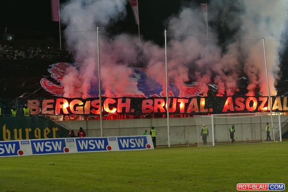 Der WSV distanziert sich von Pyro und von diesem Slogan. Bild: Rot-Blau.com