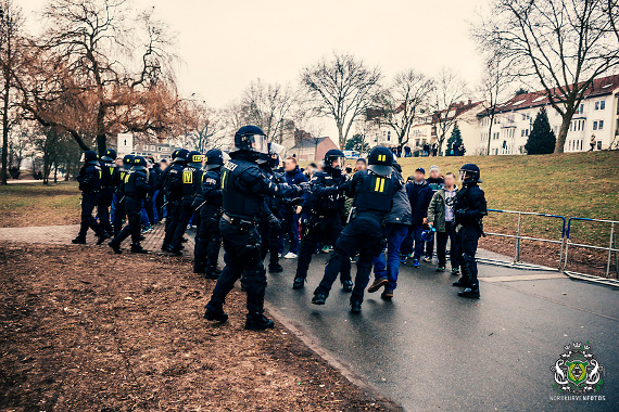 Kurz vor Erreichen des Gästeblocks kam es zu einem Polizeieinsatz gegen einen Gästefan.<br />Bild: Nordkurvenfotos.de”><figcaption>Kurz vor Erreichen des Gästeblocks kam es zu einem Polizeieinsatz gegen einen Gästefan.<br />Bild: Nordkurvenfotos.de</figcaption></figure>
                </div>
                
                <!-- YouTube (Meta-Feld) -->
                
            </div>
        </article>

                <script>
        (function() {
            var root = document.querySelector('.ff-single-news-gallery');
            if (!root) return;
            var slides = root.querySelectorAll('.ff-single-news-gallery-slide');
            var dots = root.querySelectorAll('.ff-single-news-gallery-dot');
            var prev = root.querySelector('.ff-single-news-gallery-prev');
            var next = root.querySelector('.ff-single-news-gallery-next');
            var n = slides.length;
            if (n < 2) return;
            var i = 0;
            function closeAllImgInfo() {
                root.querySelectorAll('.ff-fv-img-info-host.is-info-open').forEach(function(host) {
                    host.classList.remove('is-info-open');
                    var b = host.querySelector('.ff-fv-img-info-btn');
                    var p = host.querySelector('.ff-fv-img-info-panel');
                    if (b) b.setAttribute('aria-expanded', 'false');
                    if (p) p.setAttribute('aria-hidden', 'true');
                });
            }
            function show(idx) {
                closeAllImgInfo();
                i = ((idx % n) + n) % n;
                for (var s = 0; s < n; s++) {
                    if (s === i) slides[s].removeAttribute('hidden'); else slides[s].setAttribute('hidden', '');
                }
                for (var s = 0; s < dots.length; s++) {
                    dots[s].classList.toggle('is-active', s === i);
                    dots[s].setAttribute('aria-selected', s === i ? 'true' : 'false');
                }
            }
            if (prev) prev.addEventListener('click', function() { show(i - 1); });
            if (next) next.addEventListener('click', function() { show(i + 1); });
            for (var d = 0; d < dots.length; d++) {
                (function(di) { dots[di].addEventListener('click', function() { show(di); }); })(d);
            }
        })();
        </script>
        
        <!-- Kommentare -->
                <section class=