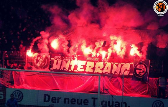 Eine von zwei Pyroaktionen von Hannover 96 Fans beim Pokalspiel gegen Frankfurt.<br />Bild: Unterwegs in Sachen Fußball – www.uisf.de”><figcaption>Eine von zwei Pyroaktionen von Hannover 96 Fans beim Pokalspiel gegen Frankfurt.<br />Bild: Unterwegs in Sachen Fußball – www.uisf.de</figcaption></figure>
                </div>
                
                <!-- YouTube (Meta-Feld) -->
                
            </div>
        </article>

                <script>
        (function() {
            var root = document.querySelector('.ff-single-news-gallery');
            if (!root) return;
            var slides = root.querySelectorAll('.ff-single-news-gallery-slide');
            var dots = root.querySelectorAll('.ff-single-news-gallery-dot');
            var prev = root.querySelector('.ff-single-news-gallery-prev');
            var next = root.querySelector('.ff-single-news-gallery-next');
            var n = slides.length;
            if (n < 2) return;
            var i = 0;
            function closeAllImgInfo() {
                root.querySelectorAll('.ff-fv-img-info-host.is-info-open').forEach(function(host) {
                    host.classList.remove('is-info-open');
                    var b = host.querySelector('.ff-fv-img-info-btn');
                    var p = host.querySelector('.ff-fv-img-info-panel');
                    if (b) b.setAttribute('aria-expanded', 'false');
                    if (p) p.setAttribute('aria-hidden', 'true');
                });
            }
            function show(idx) {
                closeAllImgInfo();
                i = ((idx % n) + n) % n;
                for (var s = 0; s < n; s++) {
                    if (s === i) slides[s].removeAttribute('hidden'); else slides[s].setAttribute('hidden', '');
                }
                for (var s = 0; s < dots.length; s++) {
                    dots[s].classList.toggle('is-active', s === i);
                    dots[s].setAttribute('aria-selected', s === i ? 'true' : 'false');
                }
            }
            if (prev) prev.addEventListener('click', function() { show(i - 1); });
            if (next) next.addEventListener('click', function() { show(i + 1); });
            for (var d = 0; d < dots.length; d++) {
                (function(di) { dots[di].addEventListener('click', function() { show(di); }); })(d);
            }
        })();
        </script>
        
        <!-- Kommentare -->
                <section class=