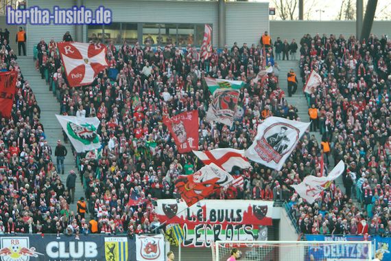 Für die RB Leipzig Anhänger könnte der Traum von Europa bald platzen.<br />Bild: hertha-inside.de”><figcaption>Für die RB Leipzig Anhänger könnte der Traum von Europa bald platzen.<br />Bild: hertha-inside.de</figcaption></figure>
                </div>
                
                <!-- YouTube (Meta-Feld) -->
                
            </div>
        </article>

                <script>
        (function() {
            var root = document.querySelector('.ff-single-news-gallery');
            if (!root) return;
            var slides = root.querySelectorAll('.ff-single-news-gallery-slide');
            var dots = root.querySelectorAll('.ff-single-news-gallery-dot');
            var prev = root.querySelector('.ff-single-news-gallery-prev');
            var next = root.querySelector('.ff-single-news-gallery-next');
            var n = slides.length;
            if (n < 2) return;
            var i = 0;
            function closeAllImgInfo() {
                root.querySelectorAll('.ff-fv-img-info-host.is-info-open').forEach(function(host) {
                    host.classList.remove('is-info-open');
                    var b = host.querySelector('.ff-fv-img-info-btn');
                    var p = host.querySelector('.ff-fv-img-info-panel');
                    if (b) b.setAttribute('aria-expanded', 'false');
                    if (p) p.setAttribute('aria-hidden', 'true');
                });
            }
            function show(idx) {
                closeAllImgInfo();
                i = ((idx % n) + n) % n;
                for (var s = 0; s < n; s++) {
                    if (s === i) slides[s].removeAttribute('hidden'); else slides[s].setAttribute('hidden', '');
                }
                for (var s = 0; s < dots.length; s++) {
                    dots[s].classList.toggle('is-active', s === i);
                    dots[s].setAttribute('aria-selected', s === i ? 'true' : 'false');
                }
            }
            if (prev) prev.addEventListener('click', function() { show(i - 1); });
            if (next) next.addEventListener('click', function() { show(i + 1); });
            for (var d = 0; d < dots.length; d++) {
                (function(di) { dots[di].addEventListener('click', function() { show(di); }); })(d);
            }
        })();
        </script>
        
        <!-- Kommentare -->
                <section class=