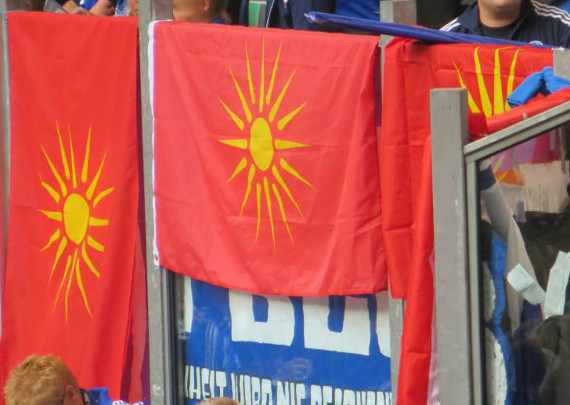 Der sogenannte Stern von Vergina provoziert die PAOK-Fans, doch muss deswegen die Meinungsfreiheit eingeschränkt werden?<br />Bild: Susanne Blondundblau”><figcaption>Der sogenannte Stern von Vergina provoziert die PAOK-Fans, doch muss deswegen die Meinungsfreiheit eingeschränkt werden?<br />Bild: Susanne Blondundblau</figcaption></figure>
                </div>
                
                <!-- YouTube (Meta-Feld) -->
                
            </div>
        </article>

                <script>
        (function() {
            var root = document.querySelector('.ff-single-news-gallery');
            if (!root) return;
            var slides = root.querySelectorAll('.ff-single-news-gallery-slide');
            var dots = root.querySelectorAll('.ff-single-news-gallery-dot');
            var prev = root.querySelector('.ff-single-news-gallery-prev');
            var next = root.querySelector('.ff-single-news-gallery-next');
            var n = slides.length;
            if (n < 2) return;
            var i = 0;
            function closeAllImgInfo() {
                root.querySelectorAll('.ff-fv-img-info-host.is-info-open').forEach(function(host) {
                    host.classList.remove('is-info-open');
                    var b = host.querySelector('.ff-fv-img-info-btn');
                    var p = host.querySelector('.ff-fv-img-info-panel');
                    if (b) b.setAttribute('aria-expanded', 'false');
                    if (p) p.setAttribute('aria-hidden', 'true');
                });
            }
            function show(idx) {
                closeAllImgInfo();
                i = ((idx % n) + n) % n;
                for (var s = 0; s < n; s++) {
                    if (s === i) slides[s].removeAttribute('hidden'); else slides[s].setAttribute('hidden', '');
                }
                for (var s = 0; s < dots.length; s++) {
                    dots[s].classList.toggle('is-active', s === i);
                    dots[s].setAttribute('aria-selected', s === i ? 'true' : 'false');
                }
            }
            if (prev) prev.addEventListener('click', function() { show(i - 1); });
            if (next) next.addEventListener('click', function() { show(i + 1); });
            for (var d = 0; d < dots.length; d++) {
                (function(di) { dots[di].addEventListener('click', function() { show(di); }); })(d);
            }
        })();
        </script>
        
        <!-- Kommentare -->
                <section class=