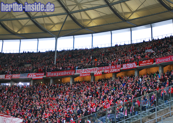 Die Riemsloh Zaunfahne am Samstag im Oberrang (links neben der Hauzenberg Fahne) in Berlin.<br />Bild: hertha-inside.de”><figcaption>Die Riemsloh Zaunfahne am Samstag im Oberrang (links neben der Hauzenberg Fahne) in Berlin.<br />Bild: hertha-inside.de</figcaption></figure>
<figure><img decoding=