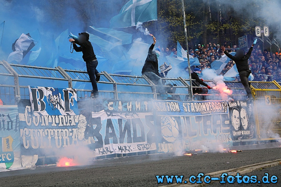 Eine der Pyroshow der CFC-Fans in der vergangenen Saison in Aue. <br />Bild: cfc-fotos.de”><figcaption>Eine der Pyroshow der CFC-Fans in der vergangenen Saison in Aue. <br />Bild: cfc-fotos.de</figcaption></figure>
                </div>
                
                <!-- YouTube (Meta-Feld) -->
                
            </div>
        </article>

                <script>
        (function() {
            var root = document.querySelector('.ff-single-news-gallery');
            if (!root) return;
            var slides = root.querySelectorAll('.ff-single-news-gallery-slide');
            var dots = root.querySelectorAll('.ff-single-news-gallery-dot');
            var prev = root.querySelector('.ff-single-news-gallery-prev');
            var next = root.querySelector('.ff-single-news-gallery-next');
            var n = slides.length;
            if (n < 2) return;
            var i = 0;
            function closeAllImgInfo() {
                root.querySelectorAll('.ff-fv-img-info-host.is-info-open').forEach(function(host) {
                    host.classList.remove('is-info-open');
                    var b = host.querySelector('.ff-fv-img-info-btn');
                    var p = host.querySelector('.ff-fv-img-info-panel');
                    if (b) b.setAttribute('aria-expanded', 'false');
                    if (p) p.setAttribute('aria-hidden', 'true');
                });
            }
            function show(idx) {
                closeAllImgInfo();
                i = ((idx % n) + n) % n;
                for (var s = 0; s < n; s++) {
                    if (s === i) slides[s].removeAttribute('hidden'); else slides[s].setAttribute('hidden', '');
                }
                for (var s = 0; s < dots.length; s++) {
                    dots[s].classList.toggle('is-active', s === i);
                    dots[s].setAttribute('aria-selected', s === i ? 'true' : 'false');
                }
            }
            if (prev) prev.addEventListener('click', function() { show(i - 1); });
            if (next) next.addEventListener('click', function() { show(i + 1); });
            for (var d = 0; d < dots.length; d++) {
                (function(di) { dots[di].addEventListener('click', function() { show(di); }); })(d);
            }
        })();
        </script>
        
        <!-- Kommentare -->
                <section class=