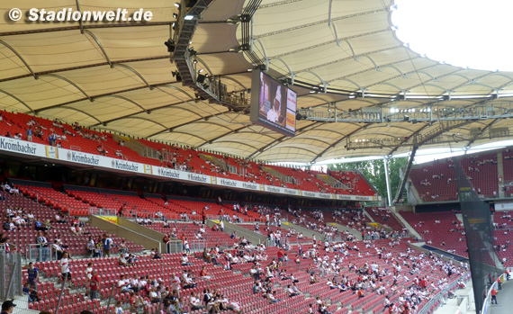 Die Dynamo Fans könnten die gesamte Untertürkheimer Kurve bekommen.<br />Bild: Stadionwelt”><figcaption>Die Dynamo Fans könnten die gesamte Untertürkheimer Kurve bekommen.<br />Bild: Stadionwelt</figcaption></figure>
                </div>
                
                <!-- YouTube (Meta-Feld) -->
                
            </div>
        </article>

                <script>
        (function() {
            var root = document.querySelector('.ff-single-news-gallery');
            if (!root) return;
            var slides = root.querySelectorAll('.ff-single-news-gallery-slide');
            var dots = root.querySelectorAll('.ff-single-news-gallery-dot');
            var prev = root.querySelector('.ff-single-news-gallery-prev');
            var next = root.querySelector('.ff-single-news-gallery-next');
            var n = slides.length;
            if (n < 2) return;
            var i = 0;
            function closeAllImgInfo() {
                root.querySelectorAll('.ff-fv-img-info-host.is-info-open').forEach(function(host) {
                    host.classList.remove('is-info-open');
                    var b = host.querySelector('.ff-fv-img-info-btn');
                    var p = host.querySelector('.ff-fv-img-info-panel');
                    if (b) b.setAttribute('aria-expanded', 'false');
                    if (p) p.setAttribute('aria-hidden', 'true');
                });
            }
            function show(idx) {
                closeAllImgInfo();
                i = ((idx % n) + n) % n;
                for (var s = 0; s < n; s++) {
                    if (s === i) slides[s].removeAttribute('hidden'); else slides[s].setAttribute('hidden', '');
                }
                for (var s = 0; s < dots.length; s++) {
                    dots[s].classList.toggle('is-active', s === i);
                    dots[s].setAttribute('aria-selected', s === i ? 'true' : 'false');
                }
            }
            if (prev) prev.addEventListener('click', function() { show(i - 1); });
            if (next) next.addEventListener('click', function() { show(i + 1); });
            for (var d = 0; d < dots.length; d++) {
                (function(di) { dots[di].addEventListener('click', function() { show(di); }); })(d);
            }
        })();
        </script>
        
        <!-- Kommentare -->
                <section class=