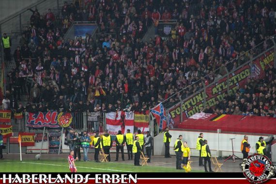 Fortuna und Atletico Fahne im Gästeblock.<br />Bild: Haberlands-Erben.de”><figcaption>Fortuna und Atletico Fahne im Gästeblock.<br />Bild: Haberlands-Erben.de</figcaption></figure>
<figure><img decoding=