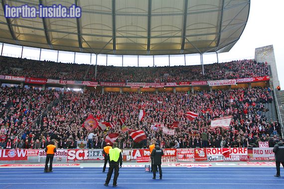 Die FC Bayern Fans am vergangenen Samstag in Berlin.<br />Bild: hertha-inside.de”><figcaption>Die FC Bayern Fans am vergangenen Samstag in Berlin.<br />Bild: hertha-inside.de</figcaption></figure>
                </div>
                
                <!-- YouTube (Meta-Feld) -->
                
            </div>
        </article>

                <script>
        (function() {
            var root = document.querySelector('.ff-single-news-gallery');
            if (!root) return;
            var slides = root.querySelectorAll('.ff-single-news-gallery-slide');
            var dots = root.querySelectorAll('.ff-single-news-gallery-dot');
            var prev = root.querySelector('.ff-single-news-gallery-prev');
            var next = root.querySelector('.ff-single-news-gallery-next');
            var n = slides.length;
            if (n < 2) return;
            var i = 0;
            function closeAllImgInfo() {
                root.querySelectorAll('.ff-fv-img-info-host.is-info-open').forEach(function(host) {
                    host.classList.remove('is-info-open');
                    var b = host.querySelector('.ff-fv-img-info-btn');
                    var p = host.querySelector('.ff-fv-img-info-panel');
                    if (b) b.setAttribute('aria-expanded', 'false');
                    if (p) p.setAttribute('aria-hidden', 'true');
                });
            }
            function show(idx) {
                closeAllImgInfo();
                i = ((idx % n) + n) % n;
                for (var s = 0; s < n; s++) {
                    if (s === i) slides[s].removeAttribute('hidden'); else slides[s].setAttribute('hidden', '');
                }
                for (var s = 0; s < dots.length; s++) {
                    dots[s].classList.toggle('is-active', s === i);
                    dots[s].setAttribute('aria-selected', s === i ? 'true' : 'false');
                }
            }
            if (prev) prev.addEventListener('click', function() { show(i - 1); });
            if (next) next.addEventListener('click', function() { show(i + 1); });
            for (var d = 0; d < dots.length; d++) {
                (function(di) { dots[di].addEventListener('click', function() { show(di); }); })(d);
            }
        })();
        </script>
        
        <!-- Kommentare -->
                <section class=