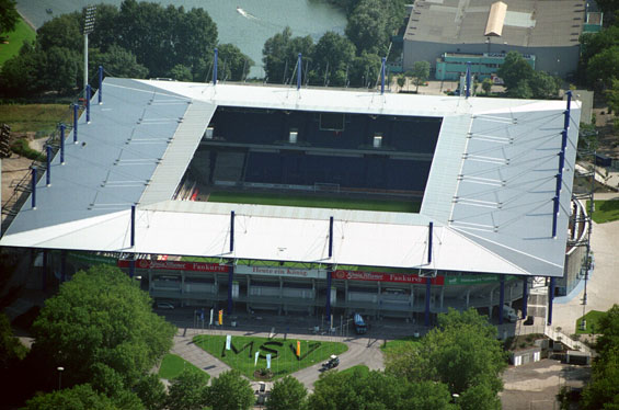 Die FCM-Fans befürchten fanunfreundliche Behandlungen in Duisburg.<br />Bild: Euroluftbild.de”><figcaption>Die FCM-Fans befürchten fanunfreundliche Behandlungen in Duisburg.<br />Bild: Euroluftbild.de</figcaption></figure>
                </div>
                
                <!-- YouTube (Meta-Feld) -->
                
            </div>
        </article>

                <script>
        (function() {
            var root = document.querySelector('.ff-single-news-gallery');
            if (!root) return;
            var slides = root.querySelectorAll('.ff-single-news-gallery-slide');
            var dots = root.querySelectorAll('.ff-single-news-gallery-dot');
            var prev = root.querySelector('.ff-single-news-gallery-prev');
            var next = root.querySelector('.ff-single-news-gallery-next');
            var n = slides.length;
            if (n < 2) return;
            var i = 0;
            function closeAllImgInfo() {
                root.querySelectorAll('.ff-fv-img-info-host.is-info-open').forEach(function(host) {
                    host.classList.remove('is-info-open');
                    var b = host.querySelector('.ff-fv-img-info-btn');
                    var p = host.querySelector('.ff-fv-img-info-panel');
                    if (b) b.setAttribute('aria-expanded', 'false');
                    if (p) p.setAttribute('aria-hidden', 'true');
                });
            }
            function show(idx) {
                closeAllImgInfo();
                i = ((idx % n) + n) % n;
                for (var s = 0; s < n; s++) {
                    if (s === i) slides[s].removeAttribute('hidden'); else slides[s].setAttribute('hidden', '');
                }
                for (var s = 0; s < dots.length; s++) {
                    dots[s].classList.toggle('is-active', s === i);
                    dots[s].setAttribute('aria-selected', s === i ? 'true' : 'false');
                }
            }
            if (prev) prev.addEventListener('click', function() { show(i - 1); });
            if (next) next.addEventListener('click', function() { show(i + 1); });
            for (var d = 0; d < dots.length; d++) {
                (function(di) { dots[di].addEventListener('click', function() { show(di); }); })(d);
            }
        })();
        </script>
        
        <!-- Kommentare -->
                <section class=