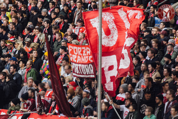 Fortuna Düsseldorf wollen wieder in Kostümen ins Stadion kommen.<br />Bild: dissidenti-ultra.de”><figcaption>Fortuna Düsseldorf wollen wieder in Kostümen ins Stadion kommen.<br />Bild: dissidenti-ultra.de</figcaption></figure>
                </div>
                
                <!-- YouTube (Meta-Feld) -->
                
            </div>
        </article>

                <script>
        (function() {
            var root = document.querySelector('.ff-single-news-gallery');
            if (!root) return;
            var slides = root.querySelectorAll('.ff-single-news-gallery-slide');
            var dots = root.querySelectorAll('.ff-single-news-gallery-dot');
            var prev = root.querySelector('.ff-single-news-gallery-prev');
            var next = root.querySelector('.ff-single-news-gallery-next');
            var n = slides.length;
            if (n < 2) return;
            var i = 0;
            function closeAllImgInfo() {
                root.querySelectorAll('.ff-fv-img-info-host.is-info-open').forEach(function(host) {
                    host.classList.remove('is-info-open');
                    var b = host.querySelector('.ff-fv-img-info-btn');
                    var p = host.querySelector('.ff-fv-img-info-panel');
                    if (b) b.setAttribute('aria-expanded', 'false');
                    if (p) p.setAttribute('aria-hidden', 'true');
                });
            }
            function show(idx) {
                closeAllImgInfo();
                i = ((idx % n) + n) % n;
                for (var s = 0; s < n; s++) {
                    if (s === i) slides[s].removeAttribute('hidden'); else slides[s].setAttribute('hidden', '');
                }
                for (var s = 0; s < dots.length; s++) {
                    dots[s].classList.toggle('is-active', s === i);
                    dots[s].setAttribute('aria-selected', s === i ? 'true' : 'false');
                }
            }
            if (prev) prev.addEventListener('click', function() { show(i - 1); });
            if (next) next.addEventListener('click', function() { show(i + 1); });
            for (var d = 0; d < dots.length; d++) {
                (function(di) { dots[di].addEventListener('click', function() { show(di); }); })(d);
            }
        })();
        </script>
        
        <!-- Kommentare -->
                <section class=