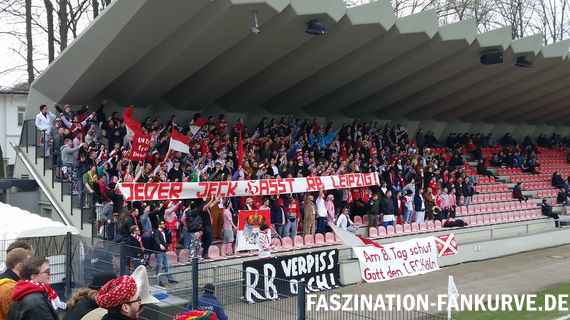 Spruchband der Kölner Fans im Franz-Kremer-Stadion.<br />Bild: Faszination Fankurve”><figcaption>Spruchband der Kölner Fans im Franz-Kremer-Stadion.<br />Bild: Faszination Fankurve</figcaption></figure>
                </div>
                
                <!-- YouTube (Meta-Feld) -->
                
            </div>
        </article>

                <script>
        (function() {
            var root = document.querySelector('.ff-single-news-gallery');
            if (!root) return;
            var slides = root.querySelectorAll('.ff-single-news-gallery-slide');
            var dots = root.querySelectorAll('.ff-single-news-gallery-dot');
            var prev = root.querySelector('.ff-single-news-gallery-prev');
            var next = root.querySelector('.ff-single-news-gallery-next');
            var n = slides.length;
            if (n < 2) return;
            var i = 0;
            function closeAllImgInfo() {
                root.querySelectorAll('.ff-fv-img-info-host.is-info-open').forEach(function(host) {
                    host.classList.remove('is-info-open');
                    var b = host.querySelector('.ff-fv-img-info-btn');
                    var p = host.querySelector('.ff-fv-img-info-panel');
                    if (b) b.setAttribute('aria-expanded', 'false');
                    if (p) p.setAttribute('aria-hidden', 'true');
                });
            }
            function show(idx) {
                closeAllImgInfo();
                i = ((idx % n) + n) % n;
                for (var s = 0; s < n; s++) {
                    if (s === i) slides[s].removeAttribute('hidden'); else slides[s].setAttribute('hidden', '');
                }
                for (var s = 0; s < dots.length; s++) {
                    dots[s].classList.toggle('is-active', s === i);
                    dots[s].setAttribute('aria-selected', s === i ? 'true' : 'false');
                }
            }
            if (prev) prev.addEventListener('click', function() { show(i - 1); });
            if (next) next.addEventListener('click', function() { show(i + 1); });
            for (var d = 0; d < dots.length; d++) {
                (function(di) { dots[di].addEventListener('click', function() { show(di); }); })(d);
            }
        })();
        </script>
        
        <!-- Kommentare -->
                <section class=