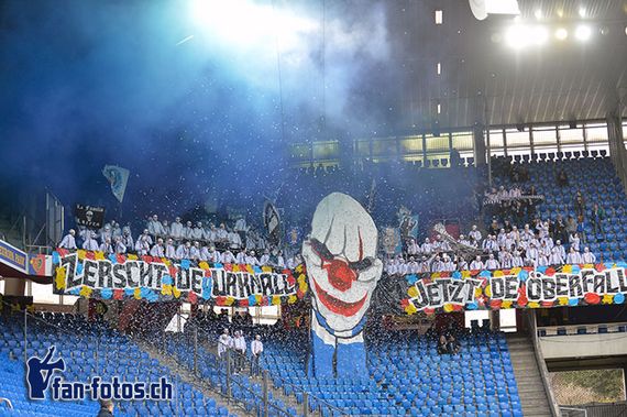 Die Choreografie Luzerner Horroclowns in Basel.<br />Bild: fcl.fan-fotos.ch“><figcaption>Die Choreografie Luzerner Horroclowns in Basel.<br />Bild: fcl.fan-fotos.ch</figcaption></figure>
            </div>

                    </article>

                <section class=