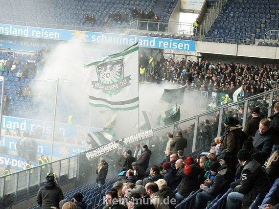 Die Pyroaktion der Münsteraner Fans in Duisburg.<br />Bild: Klein-Muffi.de”><figcaption>Die Pyroaktion der Münsteraner Fans in Duisburg.<br />Bild: Klein-Muffi.de</figcaption></figure>
                </div>
                
                <!-- YouTube (Meta-Feld) -->
                
            </div>
        </article>

                <script>
        (function() {
            var root = document.querySelector('.ff-single-news-gallery');
            if (!root) return;
            var slides = root.querySelectorAll('.ff-single-news-gallery-slide');
            var dots = root.querySelectorAll('.ff-single-news-gallery-dot');
            var prev = root.querySelector('.ff-single-news-gallery-prev');
            var next = root.querySelector('.ff-single-news-gallery-next');
            var n = slides.length;
            if (n < 2) return;
            var i = 0;
            function closeAllImgInfo() {
                root.querySelectorAll('.ff-fv-img-info-host.is-info-open').forEach(function(host) {
                    host.classList.remove('is-info-open');
                    var b = host.querySelector('.ff-fv-img-info-btn');
                    var p = host.querySelector('.ff-fv-img-info-panel');
                    if (b) b.setAttribute('aria-expanded', 'false');
                    if (p) p.setAttribute('aria-hidden', 'true');
                });
            }
            function show(idx) {
                closeAllImgInfo();
                i = ((idx % n) + n) % n;
                for (var s = 0; s < n; s++) {
                    if (s === i) slides[s].removeAttribute('hidden'); else slides[s].setAttribute('hidden', '');
                }
                for (var s = 0; s < dots.length; s++) {
                    dots[s].classList.toggle('is-active', s === i);
                    dots[s].setAttribute('aria-selected', s === i ? 'true' : 'false');
                }
            }
            if (prev) prev.addEventListener('click', function() { show(i - 1); });
            if (next) next.addEventListener('click', function() { show(i + 1); });
            for (var d = 0; d < dots.length; d++) {
                (function(di) { dots[di].addEventListener('click', function() { show(di); }); })(d);
            }
        })();
        </script>
        
        <!-- Kommentare -->
                <section class=