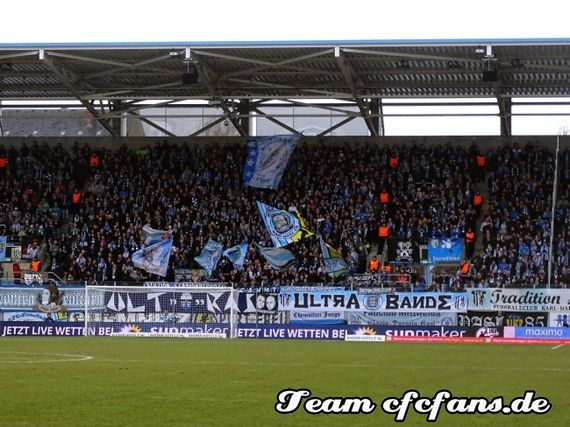 Die Fanszene Chemnitz hat einen offenen Brief veröffentlicht.<br />Bild: cfcfans.info”><figcaption>Die Fanszene Chemnitz hat einen offenen Brief veröffentlicht.<br />Bild: cfcfans.info</figcaption></figure>
                </div>
                
                <!-- YouTube (Meta-Feld) -->
                
            </div>
        </article>

                <script>
        (function() {
            var root = document.querySelector('.ff-single-news-gallery');
            if (!root) return;
            var slides = root.querySelectorAll('.ff-single-news-gallery-slide');
            var dots = root.querySelectorAll('.ff-single-news-gallery-dot');
            var prev = root.querySelector('.ff-single-news-gallery-prev');
            var next = root.querySelector('.ff-single-news-gallery-next');
            var n = slides.length;
            if (n < 2) return;
            var i = 0;
            function closeAllImgInfo() {
                root.querySelectorAll('.ff-fv-img-info-host.is-info-open').forEach(function(host) {
                    host.classList.remove('is-info-open');
                    var b = host.querySelector('.ff-fv-img-info-btn');
                    var p = host.querySelector('.ff-fv-img-info-panel');
                    if (b) b.setAttribute('aria-expanded', 'false');
                    if (p) p.setAttribute('aria-hidden', 'true');
                });
            }
            function show(idx) {
                closeAllImgInfo();
                i = ((idx % n) + n) % n;
                for (var s = 0; s < n; s++) {
                    if (s === i) slides[s].removeAttribute('hidden'); else slides[s].setAttribute('hidden', '');
                }
                for (var s = 0; s < dots.length; s++) {
                    dots[s].classList.toggle('is-active', s === i);
                    dots[s].setAttribute('aria-selected', s === i ? 'true' : 'false');
                }
            }
            if (prev) prev.addEventListener('click', function() { show(i - 1); });
            if (next) next.addEventListener('click', function() { show(i + 1); });
            for (var d = 0; d < dots.length; d++) {
                (function(di) { dots[di].addEventListener('click', function() { show(di); }); })(d);
            }
        })();
        </script>
        
        <!-- Kommentare -->
                <section class=