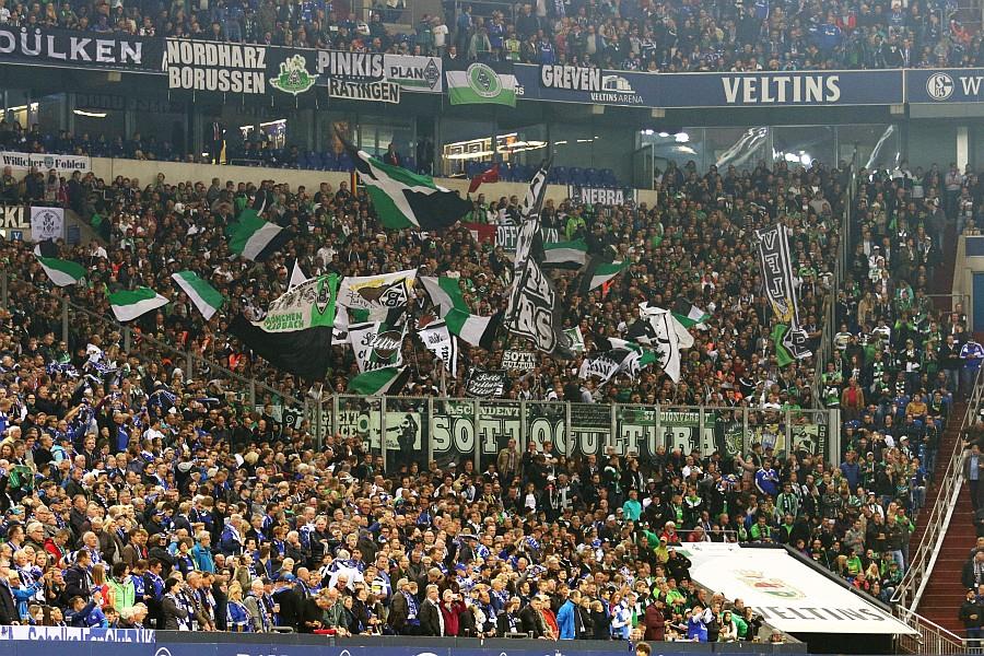 Die Fans von Schalke und Gladbach erhalten für das jeweilige Auswärtsspiel in der Europa League mehr Karten.<br />Bild: Dirk Päffgen “><figcaption>Die Fans von Schalke und Gladbach erhalten für das jeweilige Auswärtsspiel in der Europa League mehr Karten.<br />Bild: Dirk Päffgen </figcaption></figure>
                </div>
                
                <!-- YouTube (Meta-Feld) -->
                
            </div>
        </article>

                <script>
        (function() {
            var root = document.querySelector('.ff-single-news-gallery');
            if (!root) return;
            var slides = root.querySelectorAll('.ff-single-news-gallery-slide');
            var dots = root.querySelectorAll('.ff-single-news-gallery-dot');
            var prev = root.querySelector('.ff-single-news-gallery-prev');
            var next = root.querySelector('.ff-single-news-gallery-next');
            var n = slides.length;
            if (n < 2) return;
            var i = 0;
            function closeAllImgInfo() {
                root.querySelectorAll('.ff-fv-img-info-host.is-info-open').forEach(function(host) {
                    host.classList.remove('is-info-open');
                    var b = host.querySelector('.ff-fv-img-info-btn');
                    var p = host.querySelector('.ff-fv-img-info-panel');
                    if (b) b.setAttribute('aria-expanded', 'false');
                    if (p) p.setAttribute('aria-hidden', 'true');
                });
            }
            function show(idx) {
                closeAllImgInfo();
                i = ((idx % n) + n) % n;
                for (var s = 0; s < n; s++) {
                    if (s === i) slides[s].removeAttribute('hidden'); else slides[s].setAttribute('hidden', '');
                }
                for (var s = 0; s < dots.length; s++) {
                    dots[s].classList.toggle('is-active', s === i);
                    dots[s].setAttribute('aria-selected', s === i ? 'true' : 'false');
                }
            }
            if (prev) prev.addEventListener('click', function() { show(i - 1); });
            if (next) next.addEventListener('click', function() { show(i + 1); });
            for (var d = 0; d < dots.length; d++) {
                (function(di) { dots[di].addEventListener('click', function() { show(di); }); })(d);
            }
        })();
        </script>
        
        <!-- Kommentare -->
                <section class=
