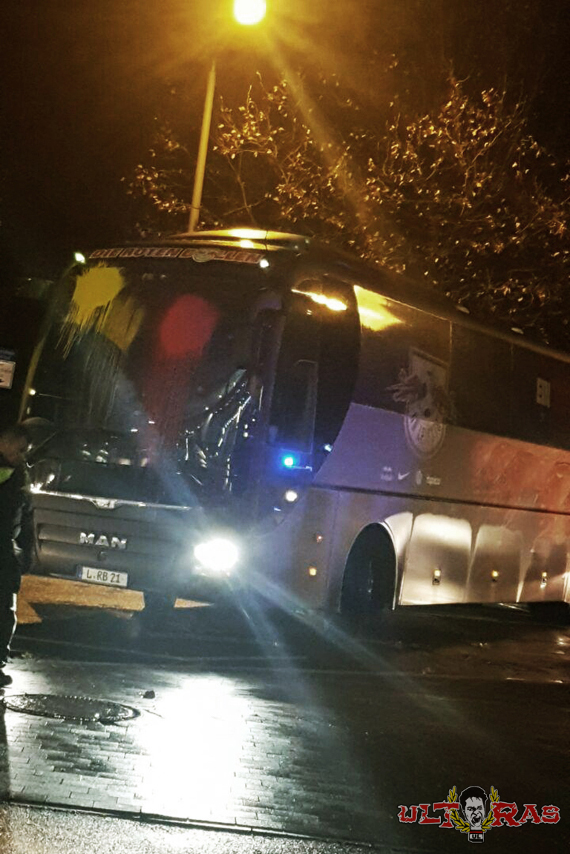 Farbattacke von Bayer Leverkusen Fans auf den RB Leipzig Bus im Hinspiel<br />Bild: Ultras-Leverkusen.de”><figcaption>Farbattacke von Bayer Leverkusen Fans auf den RB Leipzig Bus im Hinspiel<br />Bild: Ultras-Leverkusen.de</figcaption></figure>
                </div>
                
                <!-- YouTube (Meta-Feld) -->
                
            </div>
        </article>

                <script>
        (function() {
            var root = document.querySelector('.ff-single-news-gallery');
            if (!root) return;
            var slides = root.querySelectorAll('.ff-single-news-gallery-slide');
            var dots = root.querySelectorAll('.ff-single-news-gallery-dot');
            var prev = root.querySelector('.ff-single-news-gallery-prev');
            var next = root.querySelector('.ff-single-news-gallery-next');
            var n = slides.length;
            if (n < 2) return;
            var i = 0;
            function closeAllImgInfo() {
                root.querySelectorAll('.ff-fv-img-info-host.is-info-open').forEach(function(host) {
                    host.classList.remove('is-info-open');
                    var b = host.querySelector('.ff-fv-img-info-btn');
                    var p = host.querySelector('.ff-fv-img-info-panel');
                    if (b) b.setAttribute('aria-expanded', 'false');
                    if (p) p.setAttribute('aria-hidden', 'true');
                });
            }
            function show(idx) {
                closeAllImgInfo();
                i = ((idx % n) + n) % n;
                for (var s = 0; s < n; s++) {
                    if (s === i) slides[s].removeAttribute('hidden'); else slides[s].setAttribute('hidden', '');
                }
                for (var s = 0; s < dots.length; s++) {
                    dots[s].classList.toggle('is-active', s === i);
                    dots[s].setAttribute('aria-selected', s === i ? 'true' : 'false');
                }
            }
            if (prev) prev.addEventListener('click', function() { show(i - 1); });
            if (next) next.addEventListener('click', function() { show(i + 1); });
            for (var d = 0; d < dots.length; d++) {
                (function(di) { dots[di].addEventListener('click', function() { show(di); }); })(d);
            }
        })();
        </script>
        
        <!-- Kommentare -->
                <section class=