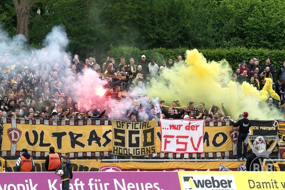 Fans von Dynamo Dresden wollen ihre Zwickauer Freunde beim Auswärtsspiel in Erfurt unterstützen. <br />Bild: www.bvb-fanabteiltung.de”><figcaption>Fans von Dynamo Dresden wollen ihre Zwickauer Freunde beim Auswärtsspiel in Erfurt unterstützen. <br />Bild: www.bvb-fanabteiltung.de</figcaption></figure>
                </div>
                
                <!-- YouTube (Meta-Feld) -->
                
            </div>
        </article>

                <script>
        (function() {
            var root = document.querySelector('.ff-single-news-gallery');
            if (!root) return;
            var slides = root.querySelectorAll('.ff-single-news-gallery-slide');
            var dots = root.querySelectorAll('.ff-single-news-gallery-dot');
            var prev = root.querySelector('.ff-single-news-gallery-prev');
            var next = root.querySelector('.ff-single-news-gallery-next');
            var n = slides.length;
            if (n < 2) return;
            var i = 0;
            function closeAllImgInfo() {
                root.querySelectorAll('.ff-fv-img-info-host.is-info-open').forEach(function(host) {
                    host.classList.remove('is-info-open');
                    var b = host.querySelector('.ff-fv-img-info-btn');
                    var p = host.querySelector('.ff-fv-img-info-panel');
                    if (b) b.setAttribute('aria-expanded', 'false');
                    if (p) p.setAttribute('aria-hidden', 'true');
                });
            }
            function show(idx) {
                closeAllImgInfo();
                i = ((idx % n) + n) % n;
                for (var s = 0; s < n; s++) {
                    if (s === i) slides[s].removeAttribute('hidden'); else slides[s].setAttribute('hidden', '');
                }
                for (var s = 0; s < dots.length; s++) {
                    dots[s].classList.toggle('is-active', s === i);
                    dots[s].setAttribute('aria-selected', s === i ? 'true' : 'false');
                }
            }
            if (prev) prev.addEventListener('click', function() { show(i - 1); });
            if (next) next.addEventListener('click', function() { show(i + 1); });
            for (var d = 0; d < dots.length; d++) {
                (function(di) { dots[di].addEventListener('click', function() { show(di); }); })(d);
            }
        })();
        </script>
        
        <!-- Kommentare -->
                <section class=