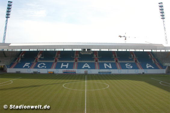 Zum Ende der Saison soll der Rasen im Ostseestadion ausgetauscht werden.<br />Bild: Stadionwelt”><figcaption>Zum Ende der Saison soll der Rasen im Ostseestadion ausgetauscht werden.<br />Bild: Stadionwelt</figcaption></figure>
                </div>
                
                <!-- YouTube (Meta-Feld) -->
                
            </div>
        </article>

                <script>
        (function() {
            var root = document.querySelector('.ff-single-news-gallery');
            if (!root) return;
            var slides = root.querySelectorAll('.ff-single-news-gallery-slide');
            var dots = root.querySelectorAll('.ff-single-news-gallery-dot');
            var prev = root.querySelector('.ff-single-news-gallery-prev');
            var next = root.querySelector('.ff-single-news-gallery-next');
            var n = slides.length;
            if (n < 2) return;
            var i = 0;
            function closeAllImgInfo() {
                root.querySelectorAll('.ff-fv-img-info-host.is-info-open').forEach(function(host) {
                    host.classList.remove('is-info-open');
                    var b = host.querySelector('.ff-fv-img-info-btn');
                    var p = host.querySelector('.ff-fv-img-info-panel');
                    if (b) b.setAttribute('aria-expanded', 'false');
                    if (p) p.setAttribute('aria-hidden', 'true');
                });
            }
            function show(idx) {
                closeAllImgInfo();
                i = ((idx % n) + n) % n;
                for (var s = 0; s < n; s++) {
                    if (s === i) slides[s].removeAttribute('hidden'); else slides[s].setAttribute('hidden', '');
                }
                for (var s = 0; s < dots.length; s++) {
                    dots[s].classList.toggle('is-active', s === i);
                    dots[s].setAttribute('aria-selected', s === i ? 'true' : 'false');
                }
            }
            if (prev) prev.addEventListener('click', function() { show(i - 1); });
            if (next) next.addEventListener('click', function() { show(i + 1); });
            for (var d = 0; d < dots.length; d++) {
                (function(di) { dots[di].addEventListener('click', function() { show(di); }); })(d);
            }
        })();
        </script>
        
        <!-- Kommentare -->
                <section class=