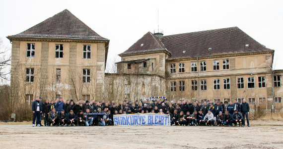 Auch am vergangenen Wochenende setzten sich die FCC-Fans für den Verbleib im Süden ein.<br />Bild: Horda-Azzuro.de”><figcaption>Auch am vergangenen Wochenende setzten sich die FCC-Fans für den Verbleib im Süden ein.<br />Bild: Horda-Azzuro.de</figcaption></figure>
                </div>
                
                <!-- YouTube (Meta-Feld) -->
                
            </div>
        </article>

                <script>
        (function() {
            var root = document.querySelector('.ff-single-news-gallery');
            if (!root) return;
            var slides = root.querySelectorAll('.ff-single-news-gallery-slide');
            var dots = root.querySelectorAll('.ff-single-news-gallery-dot');
            var prev = root.querySelector('.ff-single-news-gallery-prev');
            var next = root.querySelector('.ff-single-news-gallery-next');
            var n = slides.length;
            if (n < 2) return;
            var i = 0;
            function closeAllImgInfo() {
                root.querySelectorAll('.ff-fv-img-info-host.is-info-open').forEach(function(host) {
                    host.classList.remove('is-info-open');
                    var b = host.querySelector('.ff-fv-img-info-btn');
                    var p = host.querySelector('.ff-fv-img-info-panel');
                    if (b) b.setAttribute('aria-expanded', 'false');
                    if (p) p.setAttribute('aria-hidden', 'true');
                });
            }
            function show(idx) {
                closeAllImgInfo();
                i = ((idx % n) + n) % n;
                for (var s = 0; s < n; s++) {
                    if (s === i) slides[s].removeAttribute('hidden'); else slides[s].setAttribute('hidden', '');
                }
                for (var s = 0; s < dots.length; s++) {
                    dots[s].classList.toggle('is-active', s === i);
                    dots[s].setAttribute('aria-selected', s === i ? 'true' : 'false');
                }
            }
            if (prev) prev.addEventListener('click', function() { show(i - 1); });
            if (next) next.addEventListener('click', function() { show(i + 1); });
            for (var d = 0; d < dots.length; d++) {
                (function(di) { dots[di].addEventListener('click', function() { show(di); }); })(d);
            }
        })();
        </script>
        
        <!-- Kommentare -->
                <section class=